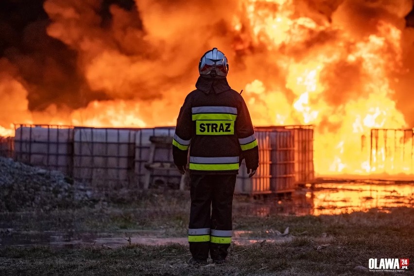 Ogromny pożar w fabryce świec w Bystrzycy. Ogień i dym było widać z daleka [ZDJĘCIA]