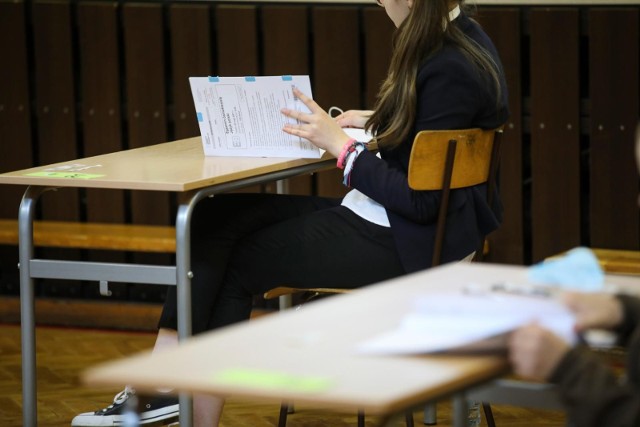 Egzamin ósmoklasisty dla uczniów z Ukrainy powinien być odwołany - twierdzą rodzice, nauczyciele i organizacje oświatowe. Skierowali swój apel do premiera i przedstawicieli partii politycznych.
