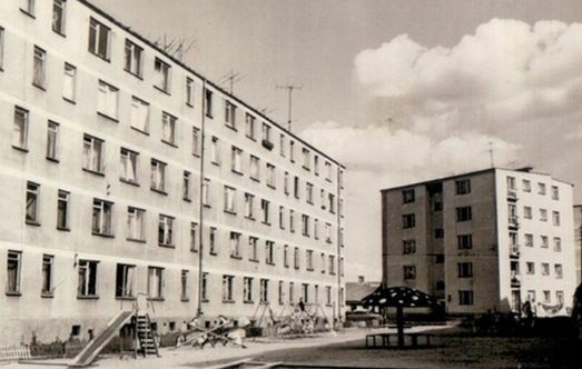 Tak około roku 1964 wyglądały jedna z pierwszych bloków w Kozienicach. Więcej z miasta w roku 1964 na kolejnych zdjęciach