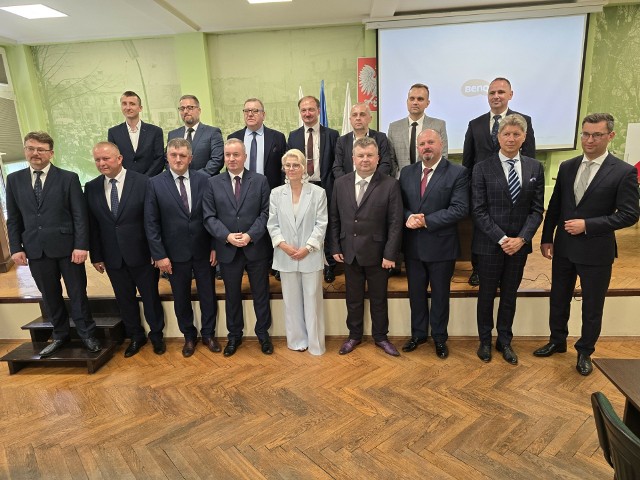 Burmistrz Miechowa Dariusz Marczewski (pierwszy z prawej) i Rada Miejska kadencji 2024-29