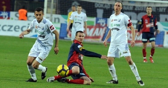 Piotr Koman (w środku) miał być lekarstwem na problemy szczecinian w środku pola, ale podobnie jak koledzy, zagrał słaby mecz.