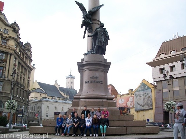 Koszykarki zwiedziły Lwów, zrobiły sobie fotkę m. in. pod pomnikiem Adama Mickiewicza.