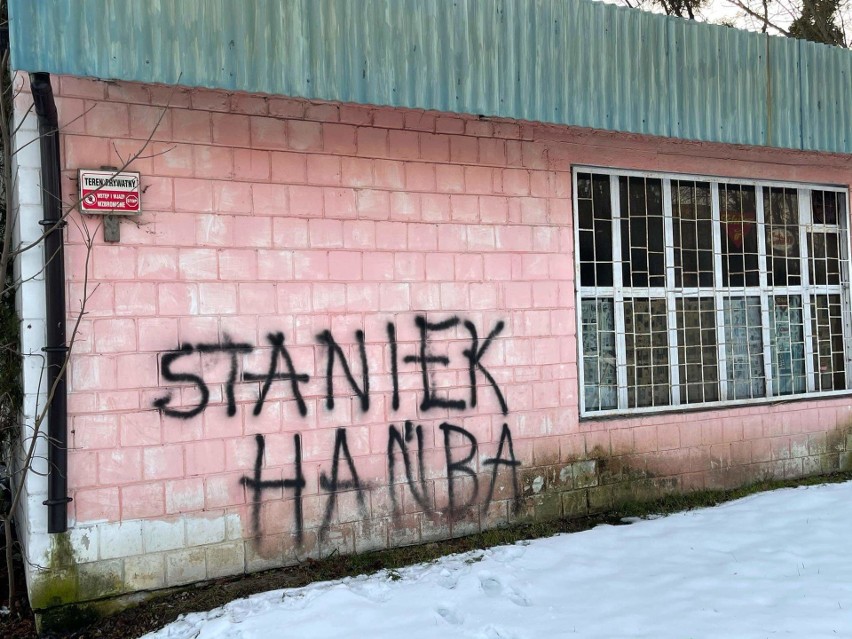 Napisy "Staniek hańba" na terenie Opatowa. Starosta mówi, że czuje się zagrożony. Złożył doniesienie na policję. Zobaczcie zdjęcia