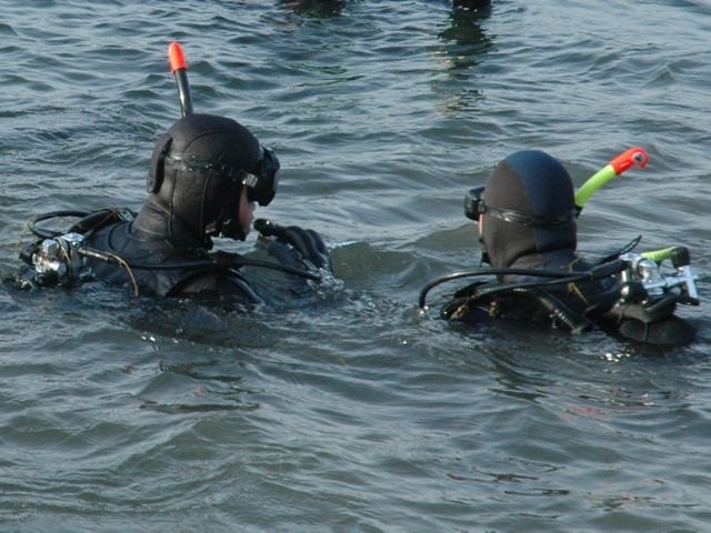 W akcji uczestniczyli nurkowie z sekcji ratownictwa wodnego działających przy jednostkach straży zawodowej w Międzyrzeczu i Wrocławiu.