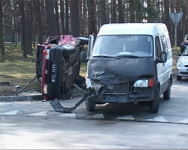 Uderzenie było tak silne, że fiat uno przewrócił się na bok.