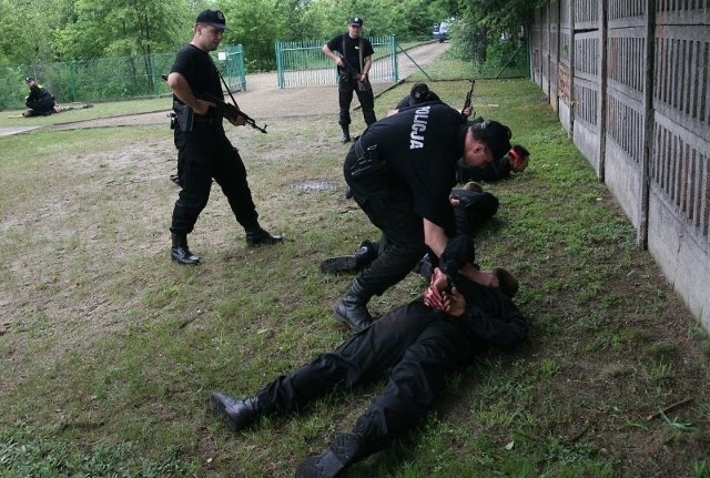 Niżańscy policjanci podczas odbijania z rąk terrorystów stacji uzdatniania wody w Rudniku nad Sanem.