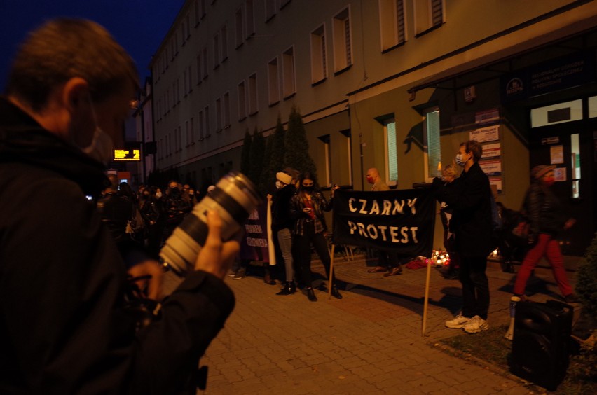 Duży protest w Rzeszowie przeciw zmianom w prawie aborcyjnym. Emocje i niecenzuralne okrzyki [ZDJĘCIA]