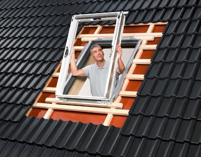 Okno dachowe można zamontować w sposób standardowy lub zastosować tzw. montaż obniżony.
