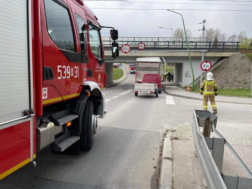 W Sędziszowie Małopolskim ciężarówka utknęła pod wiaduktem. Wjechał w nią samochód osobowy [ZDJĘCIA]
