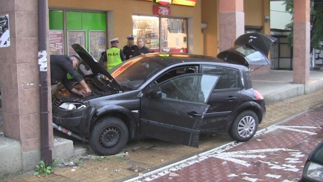 Renault megane i volkswagen zderzyły się na ulicy Kardynała Wyszyńskiego. Nie ma rannych.