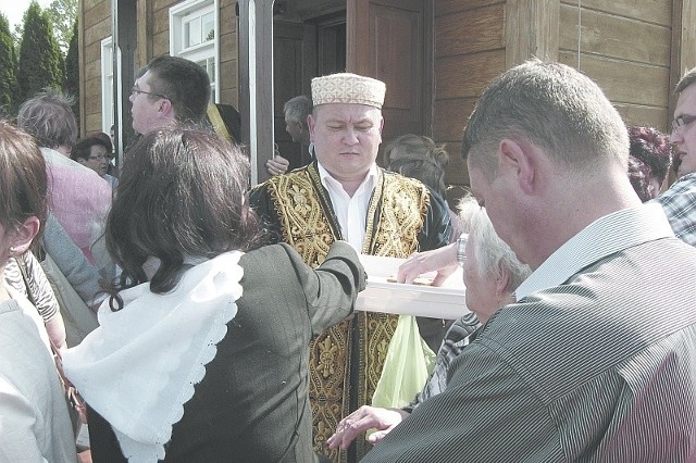 Maciej Szczęsnowicz, przewodniczący Muzułmańskiej Gminy Wyznaniowej w Bohonikach, częstował zgromadzonych wokół meczetu ludzi tatarskim przysmakiem &#8211; halwą