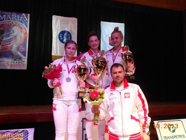 Polski florecistki i trener Borkowski na podium w Samorinie. W środku Julia Chrzanowska.