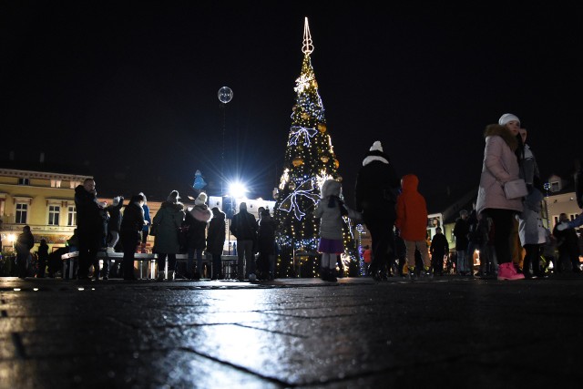 Choinka na Rynku Głównym w Oświęcimiu już świeci. Dzisiaj, tuż po zapadnięciu zmroku św. Mikołaj wspólnie z dziećmi zaświecił na niej lampki. Mieszkańcy wraz ze swoimi pociechami chętnie robili sobie zdjęcia na jej tle.