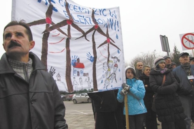 Ponad stu mieszkańców Suwalszczyzny wzięło udział w pikiecie, by wstrzymać budowę wiatraków w sąsiedztwie ich domów. &#8211; Trzeba lokalizować turbiny na gruntach popegeerowskich, gdzie nikomu nie przeszkadzają &#8211; argumentowali zebrani.