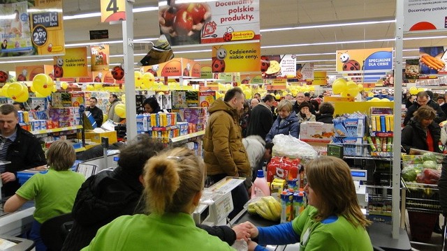Spory tłum klientów kłębił się w Biedronce, tuż po otwarciu marketu