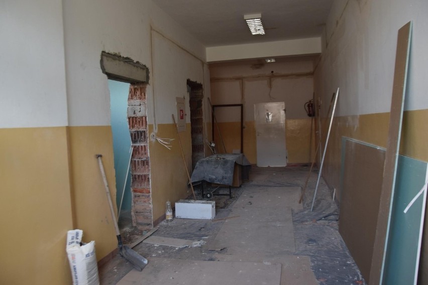 Przebudowy w szkole w Gowarczowie. Będą nowe sale dla przedszkolaków (ZDJĘCIA) 
