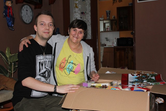 Hanna Gołębiewska jest jedną z osób, które otrzymały pomoc. Na zdjęciu z wolontariuszem Pawłem Rogowskim.