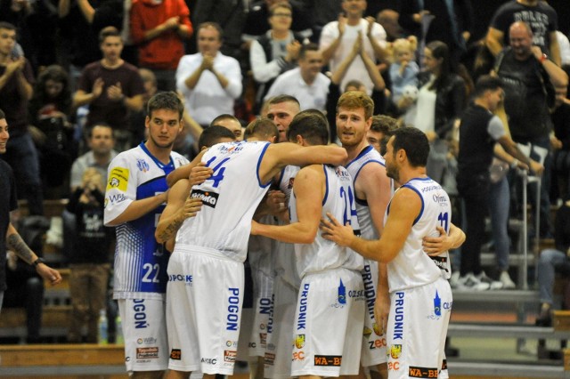 W tym sezonie koszykarze Pogoni Prudnik szczególnie u siebie mają powody do zadowolenia. Wygrali siedem na osiem meczów!