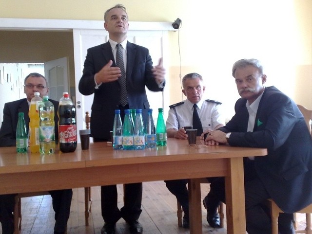 Waldemar Pawlak na spotkaniu ze strażakami.