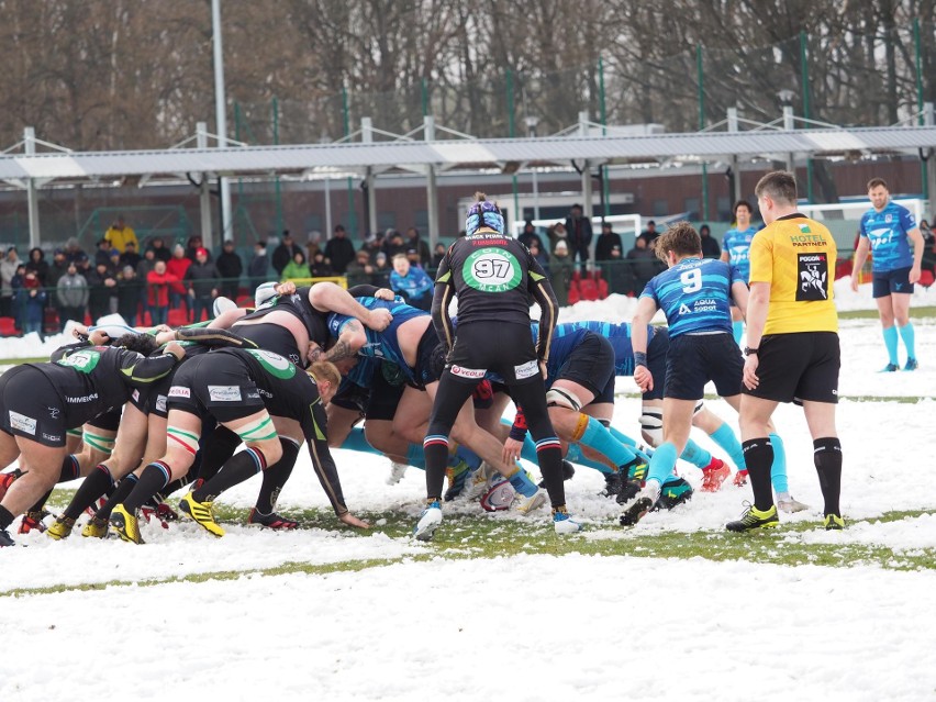 Ciekawe rugby na śniegu w Łodzi. Gorąca atmosfera przed meczem. Master Pharm nie dali rady mistrzom. Zdjęcia