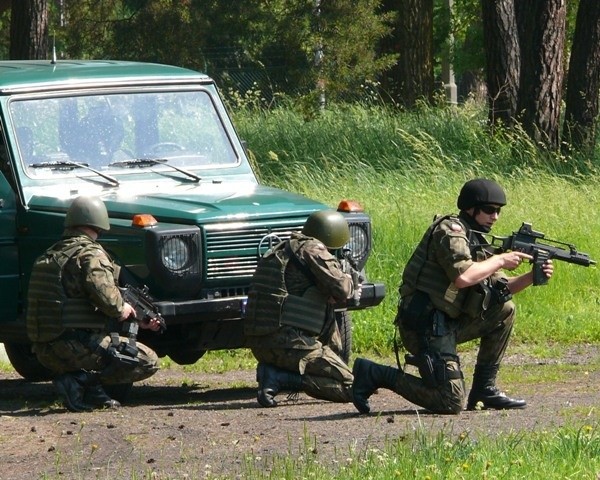 Funkcjonariusze Biura Ochrony Rządu podczas szkolenia wojskowego w Kielcach.