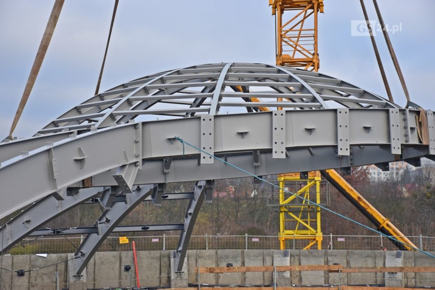 Aquapark w Szczecinie. Montaż ogromnego świetlika w Fabryce Wody. Zobacz ZDJĘCIA