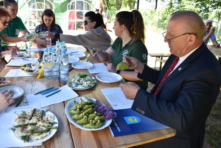 Komisja konkursowa oceniająca pierogi pod względem smaku i...