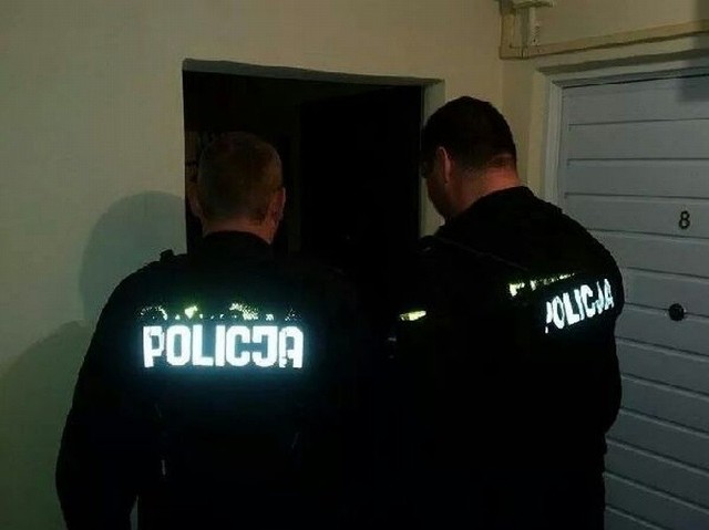 Policjanci wchodzą do mieszkania, w którym doszło do zabójstwa.