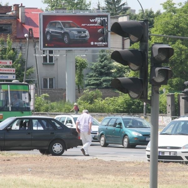 Na skrzyżowaniu Sandomierskiej i Alei Solidarności w Kielcach w poniedziałek rano uszkodzona została sygnalizacja świetlna, a policja nie pojawiła się, aby kierować ruchem.