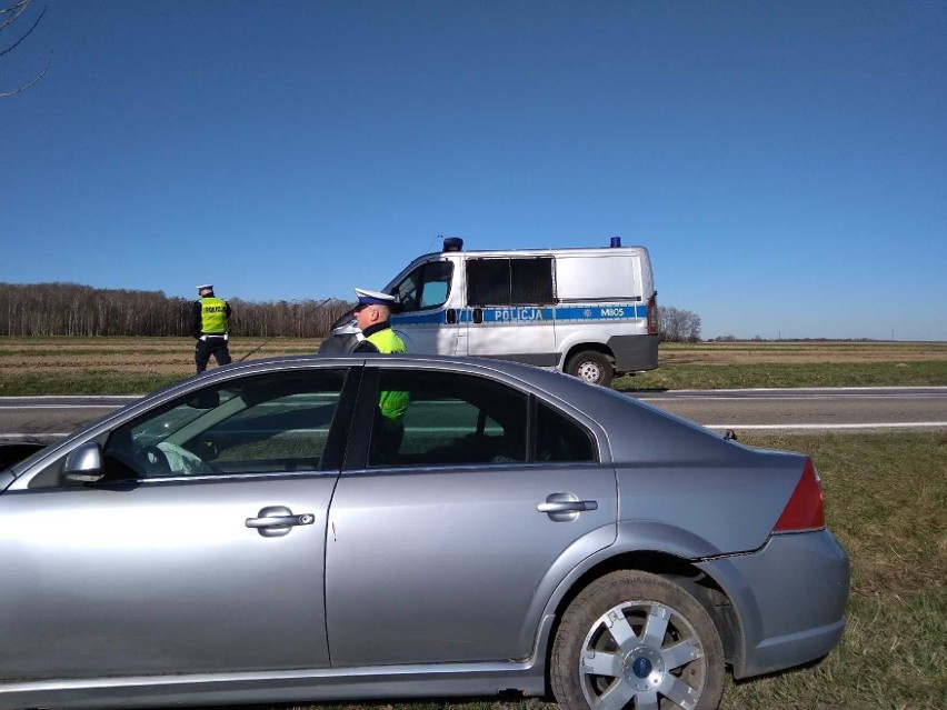 Przeździecko-Drogoszewo. Wypadek na DK 63. Ford wpadł do rowu 