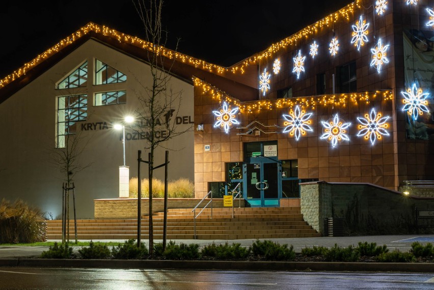 Kozienice rozświetlone na święta Bożego Narodzenia. Jest wielka choinka i piękne iluminacje na ulicach. Zobacz zdjęcia