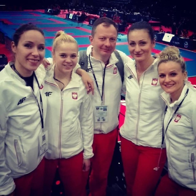 Natalia Szponder (druga z lewej) wraz z koleżankami z reprezentacyjnej drużyny i trenerem.