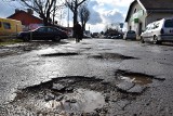 Tarnów. Najbardziej dziurawe ulice w mieście. Aż strach po nich jeździć! [ZDJĘCIA]