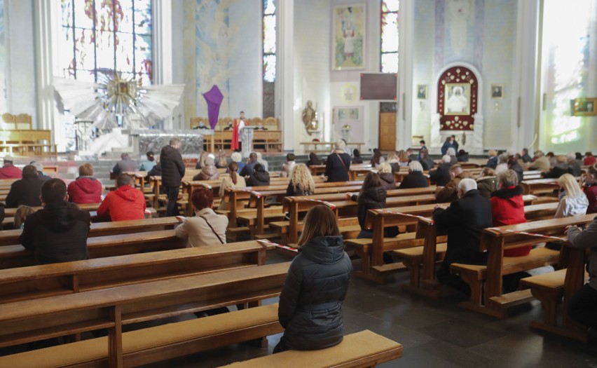 Wielkanoc 2021. Wielki Piątek - Liturgia Męki Pańskiej w Katedrze Rzeszowskiej [ZDJĘCIA]