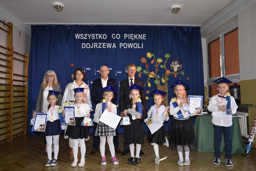 Dzień patrona i ślubowanie klas pierwszych w Szkole Podstawowej w Krzcięcicach w gminie Sędziszów. Zobaczcie zdjęcia z uroczystości
