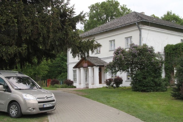 Szkoła podstawowa w Piotrkowicach mieści się w jednym z trzech XVIII-wiecznych budynków, po które zgłosili się spadkobiercy.