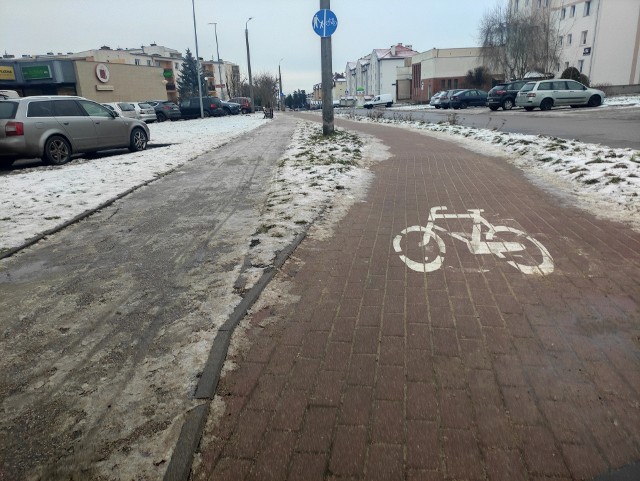 Na ul. Michałowskiego oczyszczona jest ścieżka rowerowa, chodnik dla pieszych już nie.