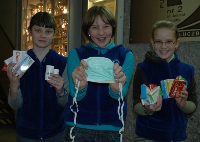 Mieszkańcom Brzeżan chcą pomóc uczennice szkoły podstawowej nr 2  w Kluczborku, od lewej: Julia Wodara, Marta Wróbel i Monika Małaczyńska.