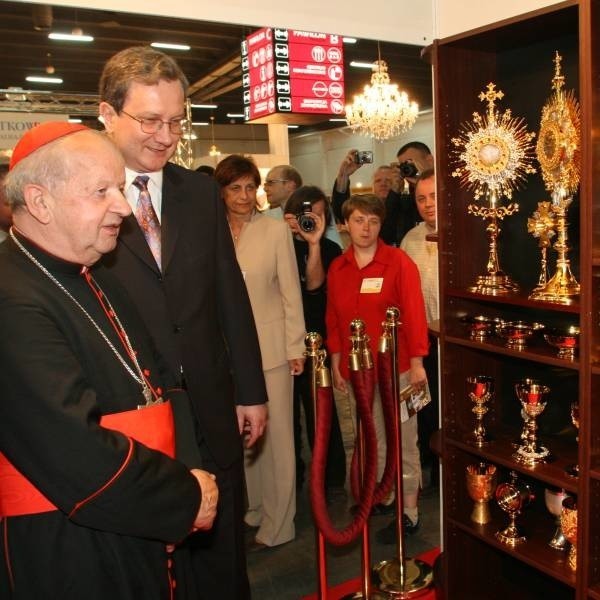 Ksiądz kardynał Stanisław Dziwisz oglądał między innymi najnowsze kolekcje monstrancji.