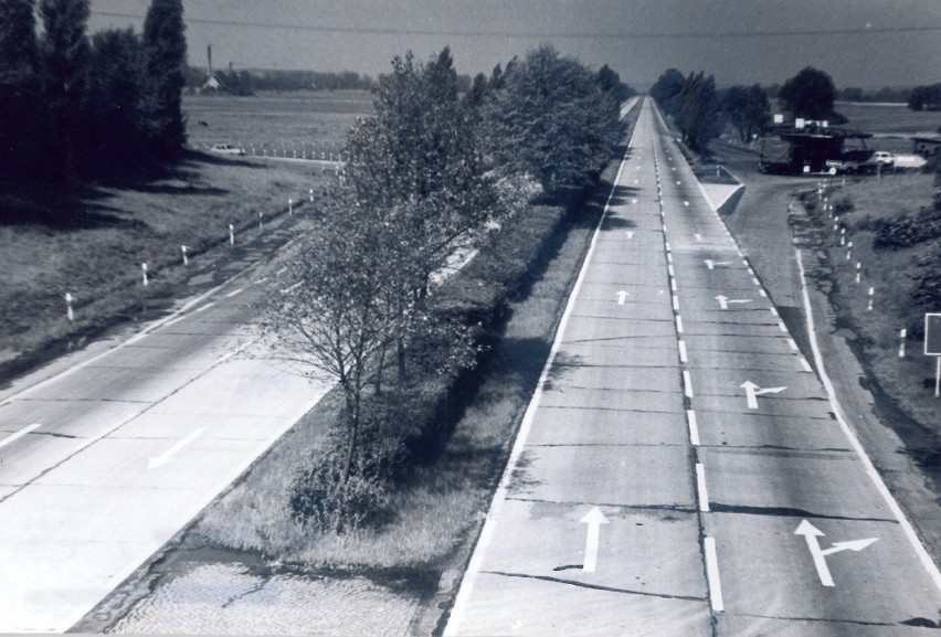 Autostrada Wrocław-Legnica, rok 1982. Zwraca uwagę brak...