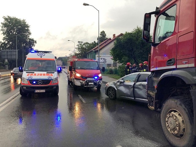 Ciężar&oacute;wką jechała młoda kobieta. Podczas zmiany pasa ruchu zahaczyła o toyotę, kt&oacute;ra wpadła na krawężnik.Na szczęście nikomu nic się nie stało. Zdarzenie zostało zakwalifikowane jako kolizja. Jeden pas ruchu w kierunku al. Konstytucji 3 Maja został zablokowany.Czytaj też: Panika w Gorzowie. Ludzie oklejają auta czym się da, kocami, folia, tekturą obawie przed gradobiciem [ZDJĘCIA]Zobacz wideo: Jak udzielać pierwszej pomocy ofiarom wypadk&oacute;w&lt;script class=&quot;XlinkEmbedScript&quot; data-width=&quot;640&quot; data-height=&quot;360&quot; data-url=&quot;//get.x-link.pl/c2d43296-6b69-7aee-f9f1-49780de99cfe,008fc0c8-fde1-3fd9-1285-d363c9952610,embed.html&quot; type=&quot;application/javascript&quot; src=&quot;//prodxnews1blob.blob.core.windows.net/cdn/js/xlink-i.js?v1&quot;&gt;&lt;/script&gt;&lt;center&gt;&lt;div class=&quot;fb-like-box&quot; data-href=&quot;https://www.facebook.com/gazlub/?fref=ts&quot; data-width=&quot;600&quot; data-show-faces=&quot;true&quot; data-stream=&quot;false&quot; data-header=&quot;true&quot;&gt;&lt;/div&gt;&lt;/center&gt;