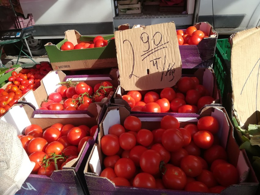 Bardzo tanie pomidory - ładne można kupić nawet po 3...