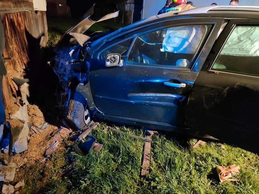 Kierowca uderzył samochodem w ogrodzenie i dom. Był pijany, sąd zdecydował o aresztowaniu