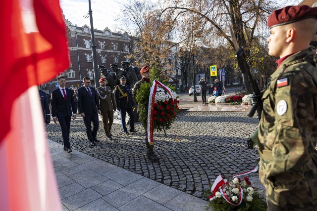 Przy pomniku marszałka Józefa Piłsudskiego i Legionistów złożono kwiaty. Kraków świętuje 104. rocznicę odzyskania niepodległości.