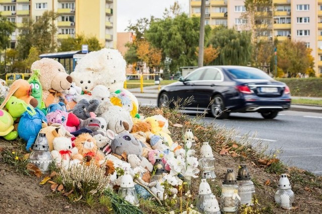 Po wypadku na rondzie Inowrocławskim układano kwiaty i zabawki dziecięce.