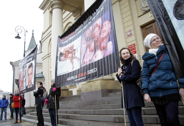 Pikieta antyaborcyjna pod lubelskim ratuszem nie zgromadziła w niedzielę tłumów. 