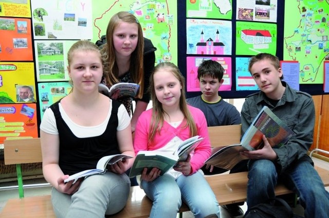 Martyna (od lewej), Julia, Jessica, Tomek i Aleksander, tak jak reszta szóstoklasistów z SP 5, piszą dziś sprawdzian