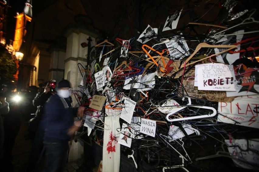 „Noc wieszaków” we Wrocławiu. Kilka tysięcy osób na Ostrowie Tumskim