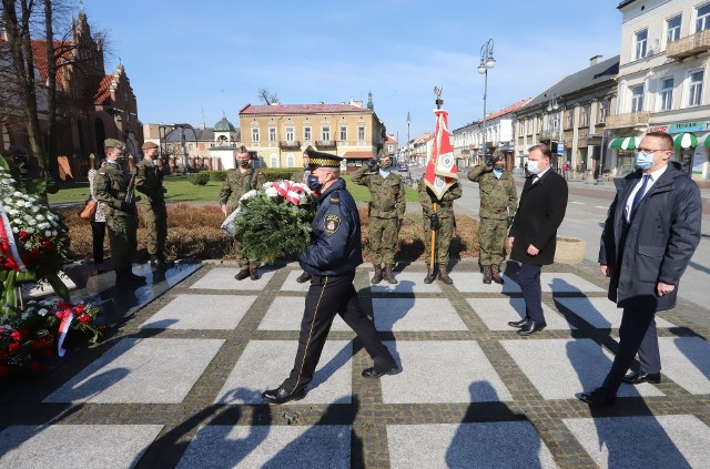 Kwiaty pod pomnikiem Lecha i Marii Kaczyńskich złożył w sobotę między innymi Radosław Witkowski, prezydent Radomia i Michał Michalski, sekretarz miasta.