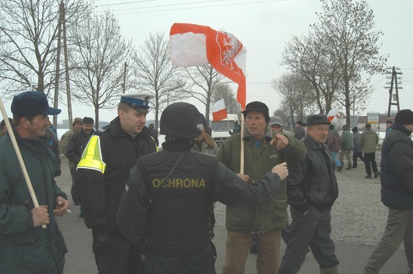 Wczoraj przez dwie godziny rolnicy całkowicie zablokowali drogę w Chojnach (na trasie nr 61 między Łomżą a Miastkowem)